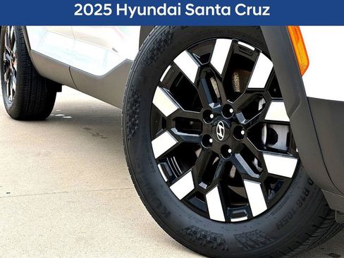 Used 2025 Hyundai Santa Cruz SE FWD image 2