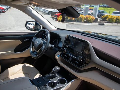 Used 2022 Toyota Highlander XLE AWD/4WD image 21