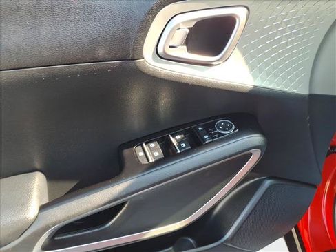 Used 2025 Kia Soul LX w/ LX Technology Package FWD image 15