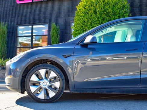 Used 2021 Tesla Model Y Long Range image 8