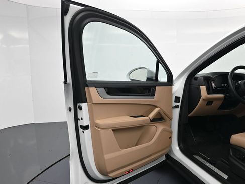 Certified 2026 Porsche Cayenne E-Hybrid Coupe AWD/4WD image 16