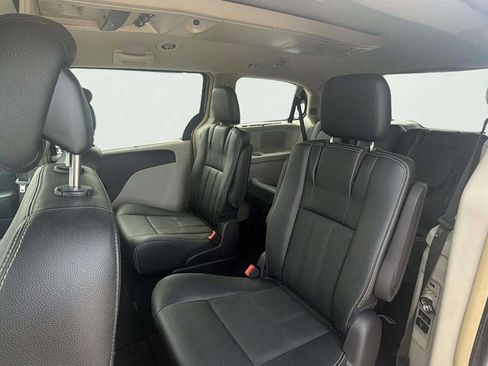 Used 2016 Chrysler Town & Country Touring w/ Driver Convenience Group FWD image 14