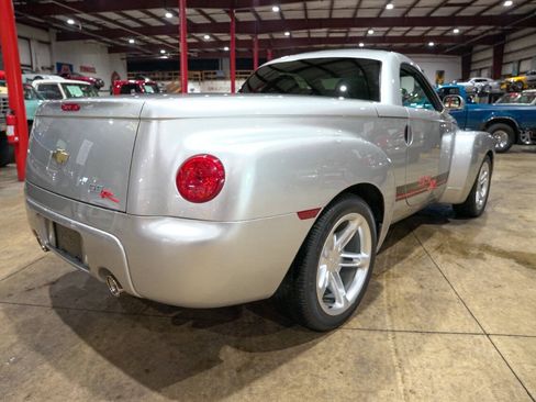 Used 2004 Chevrolet SSR w/ Preferred Equipment Group RWD image 6