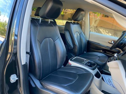 Used 2023 Chrysler Pacifica Touring-L image 58