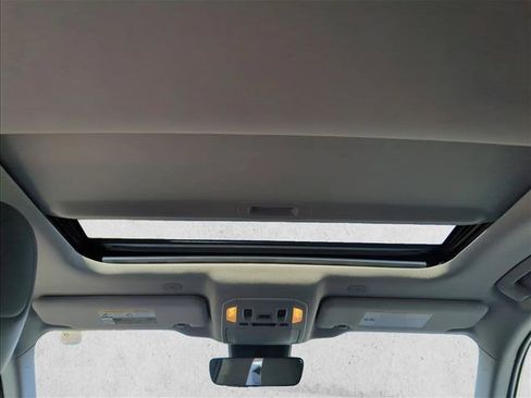Used 2025 Toyota Highlander XLE FWD image 25