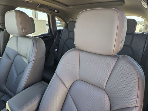 Certified 2025 Porsche Macan image 6