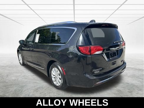 Used 2018 Chrysler Pacifica Touring-L FWD image 7