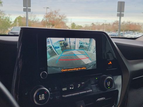 Used 2024 Toyota Highlander XLE image 22