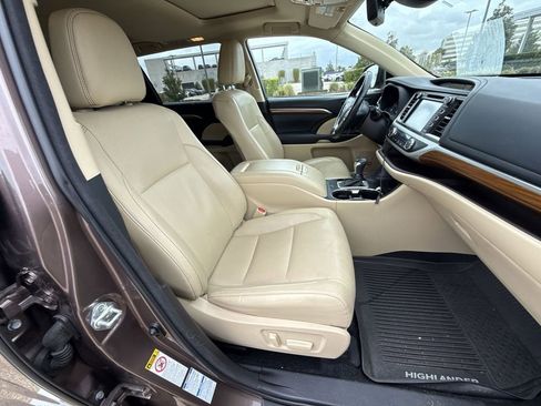 Used 2017 Toyota Highlander Limited image 16