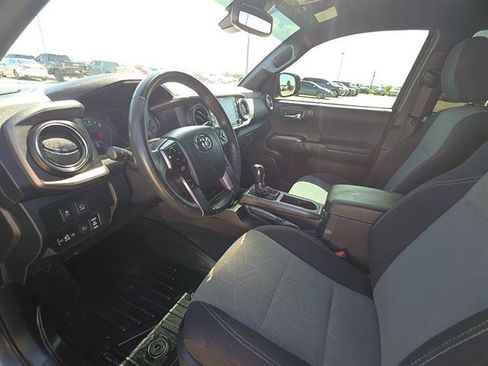 Used 2020 Toyota Tacoma TRD Off-Road w/ Advanced Technology Package AWD/4WD image 12