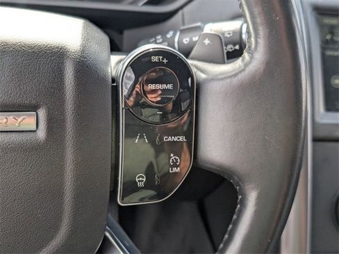 Used 2020 Land Rover Discovery Landmark image 29