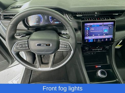 Used 2025 Jeep Grand Cherokee Limited w/ Black Appearance Package image 12