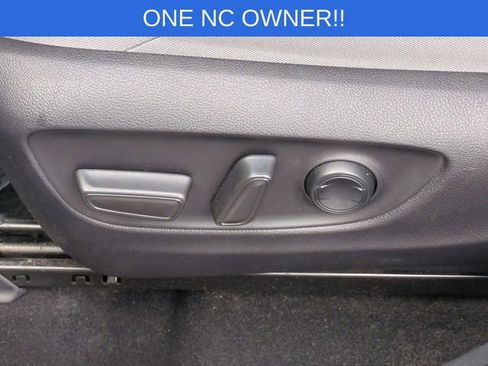 Used 2022 Toyota Venza LE image 22