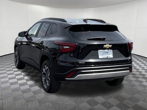 Used 2025 Chevrolet Trax LT FWD image 4