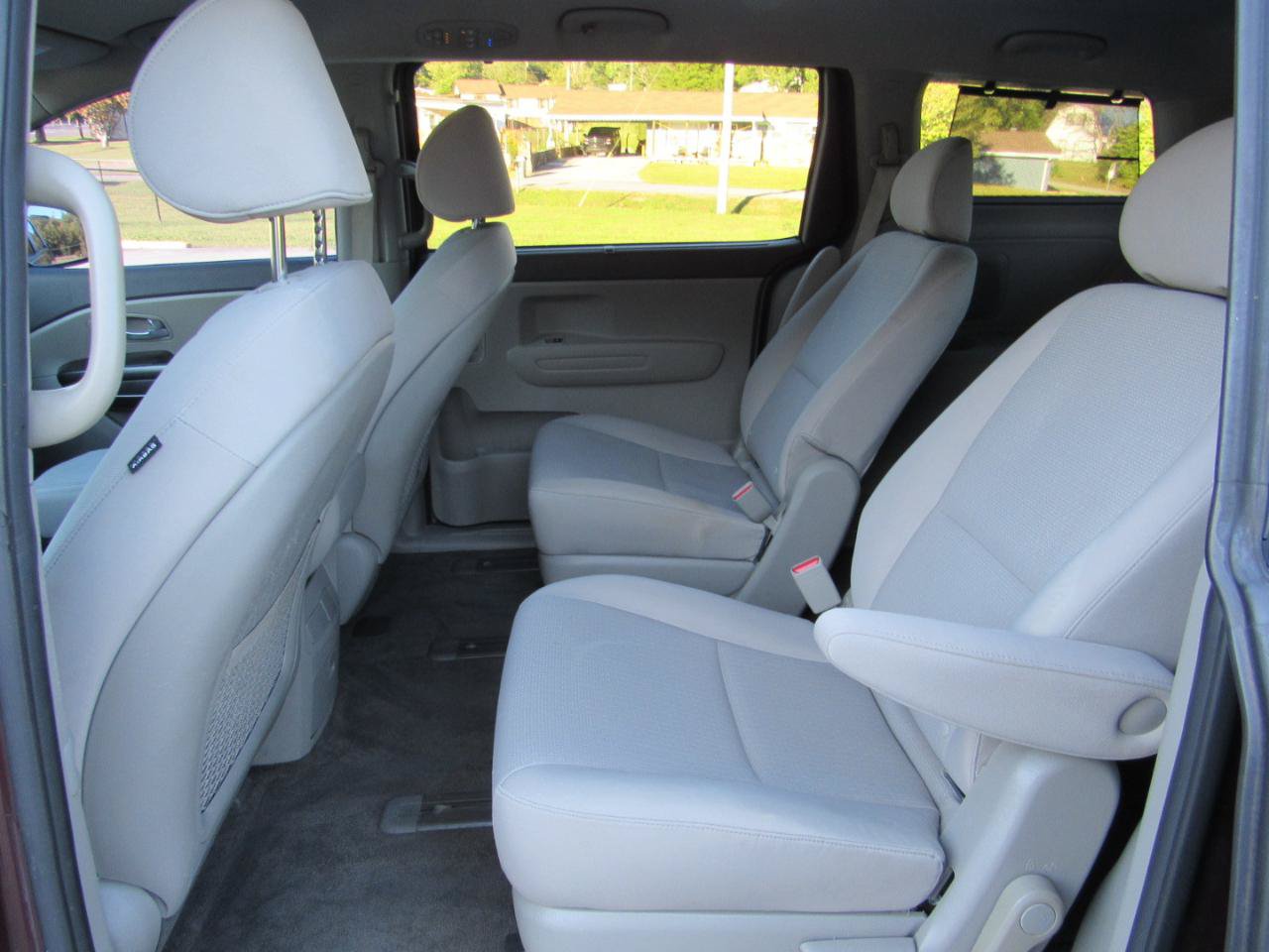 Used 2016 Kia Sedona LX w/ Option Group 020 FWD image 5