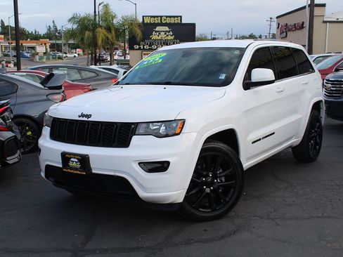 Used 2018 Jeep Grand Cherokee Altitude AWD/4WD image 2