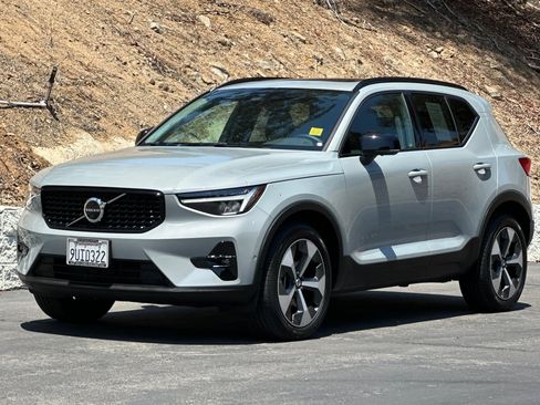 Certified 2025 Volvo XC40 B5 Plus AWD/4WD image 9