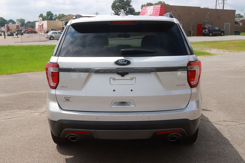 Used 2017 Ford Explorer XLT w/ Equipment Group 202A AWD/4WD image 6