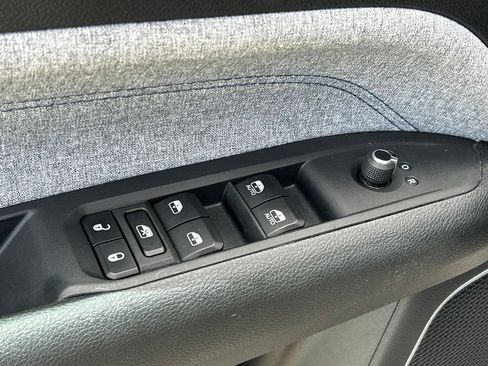 Used 2023 Jeep Compass Latitude w/ Convenience Group AWD/4WD image 19
