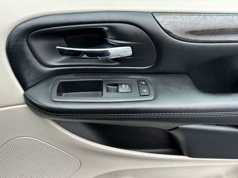 Used 2019 Dodge Grand Caravan SE w/ UConnect Hands-Free Group image 19