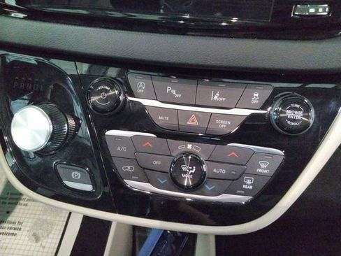 Used 2024 Chrysler Pacifica Touring-L image 19