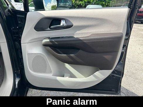 Used 2018 Chrysler Pacifica Touring-L FWD image 24
