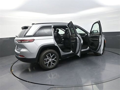 New 2025 Jeep Grand Cherokee Limited image 31