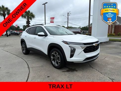 Used 2025 Chevrolet Trax LT FWD image 3