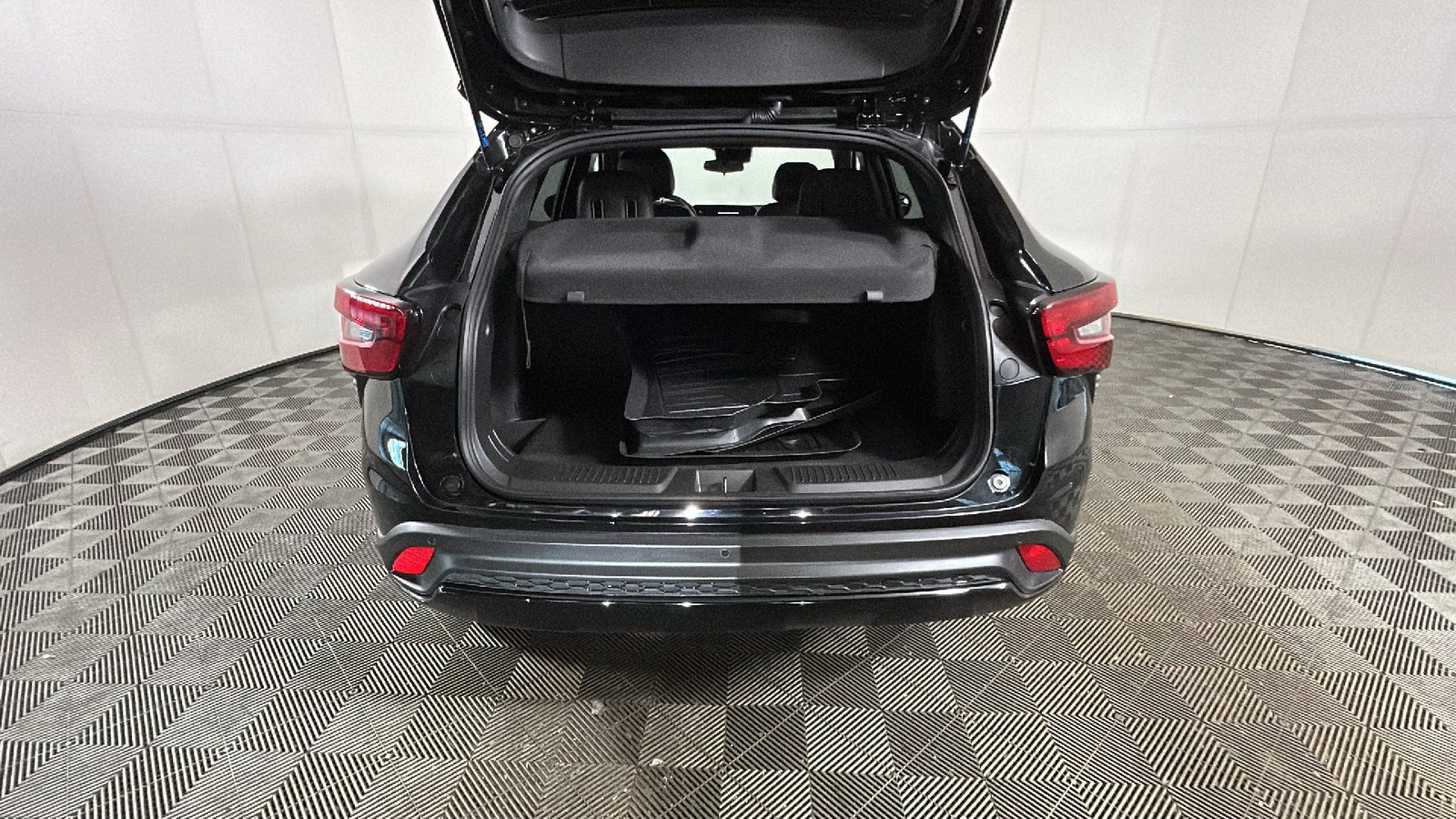 Used 2025 Chevrolet Trax RS w/ Driver Confidence Package FWD image 33
