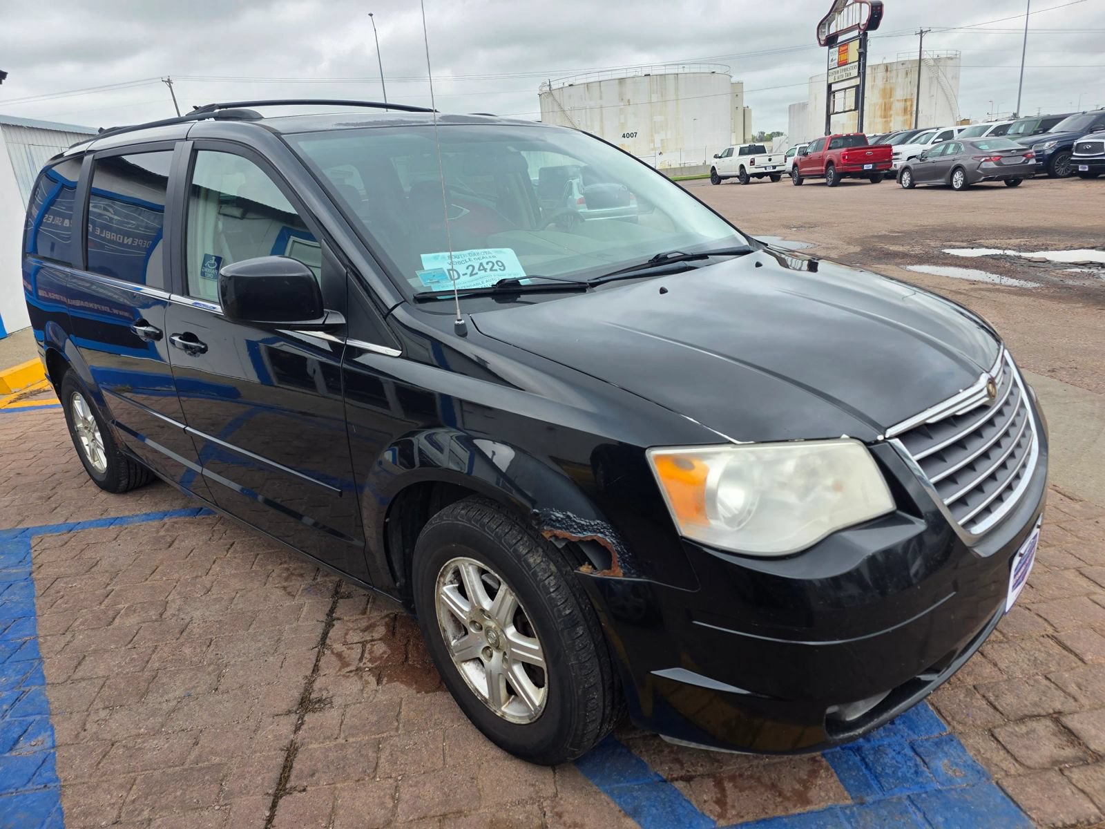 Used 2008 Chrysler Town & Country Touring FWD image 3