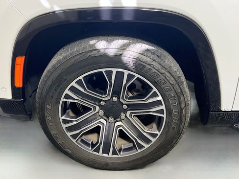 Used 2024 Jeep Wagoneer L Series II w/ Flexible Seating Group image 13