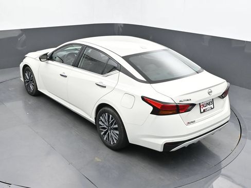 Used 2025 Nissan Altima 2.5 SV FWD image 41