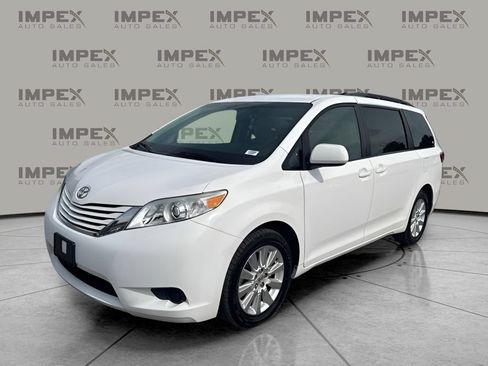 Used 2015 Toyota Sienna LE AWD/4WD image 1