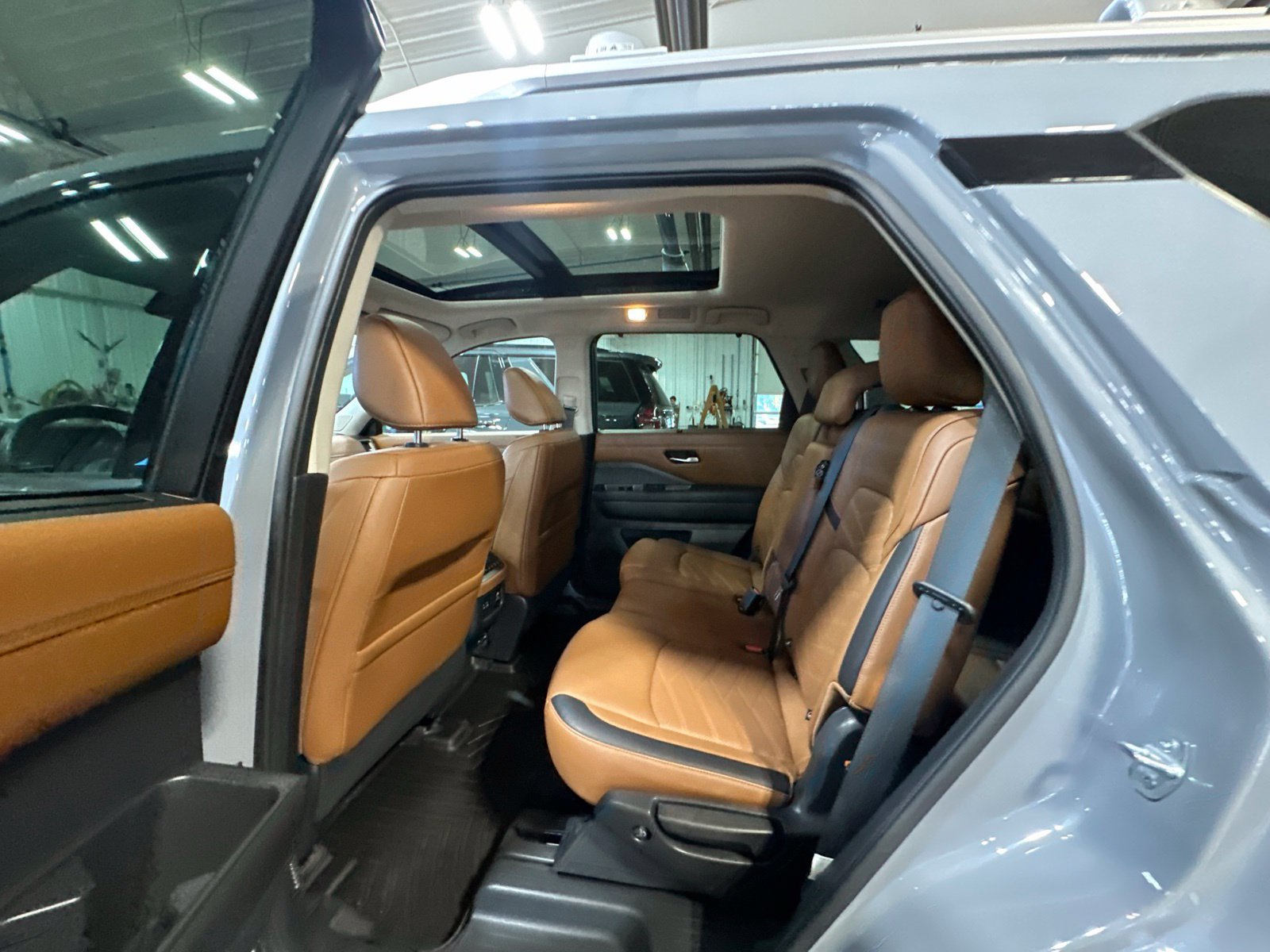 Used 2022 Nissan Pathfinder Platinum w/ Cargo Package AWD/4WD image 21