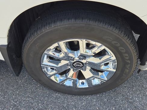 Used 2024 Nissan Titan SV w/ SV Convenience Package RWD image 16