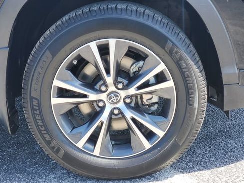 Certified 2018 Toyota Highlander Plus FWD image 8
