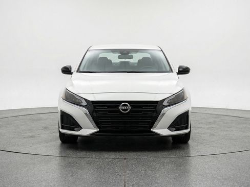 Used 2025 Nissan Altima 2.5 SV FWD image 2