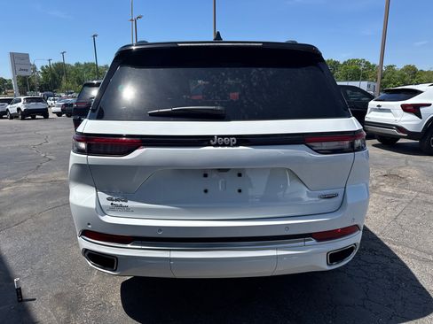 Used 2024 Jeep Grand Cherokee Summit AWD/4WD image 4