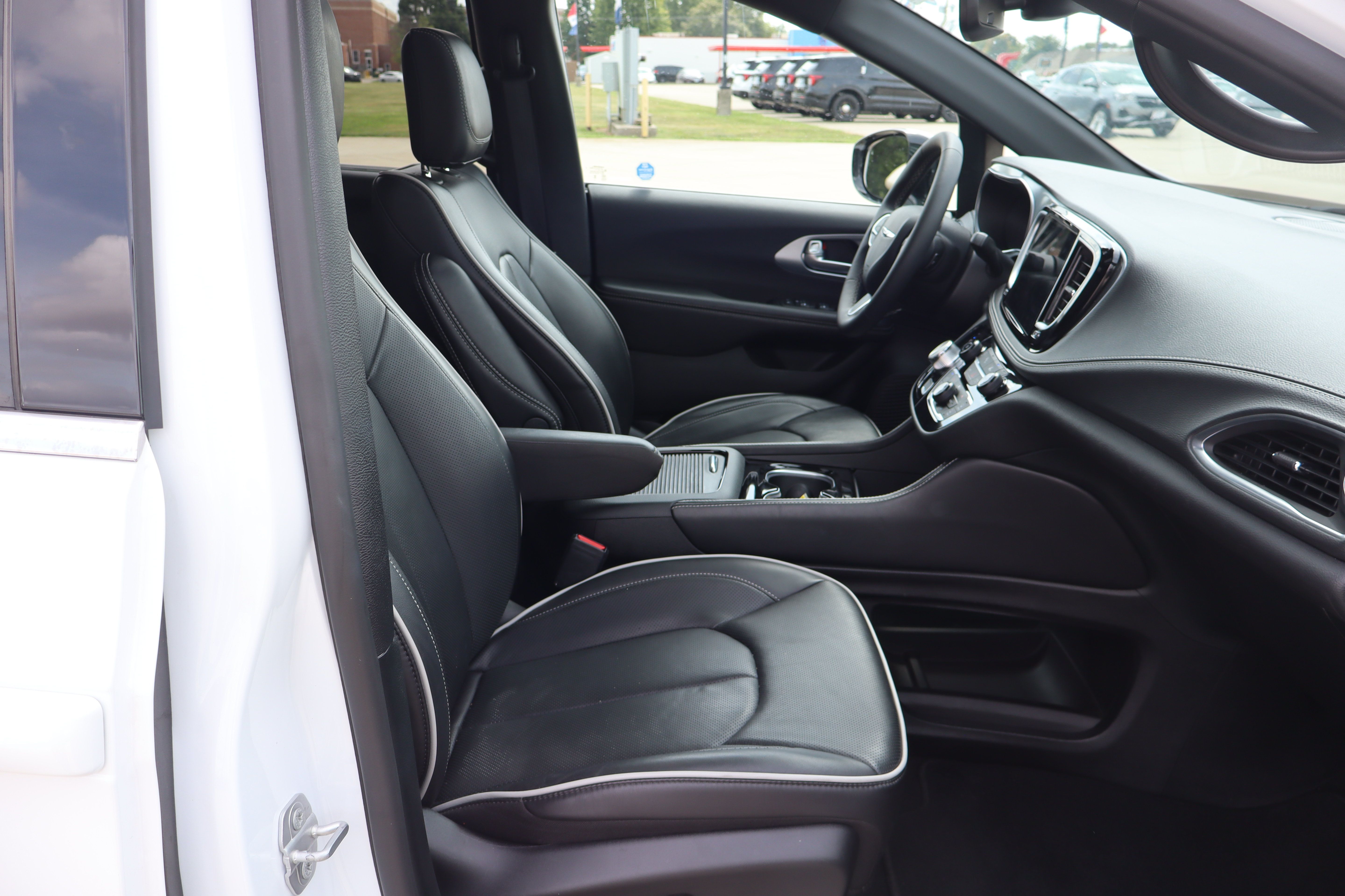 Used 2026 Chrysler Pacifica Limited FWD image 15