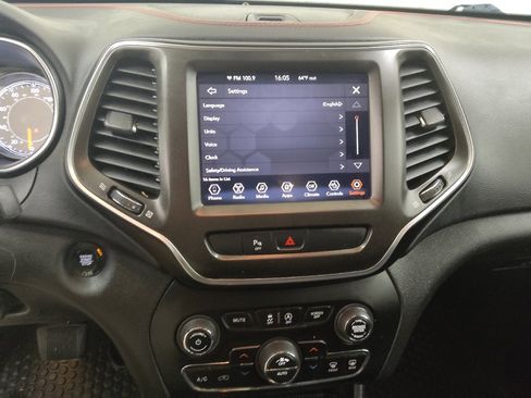 Used 2019 Jeep Cherokee Trailhawk w/ Cold Weather Group AWD/4WD image 25