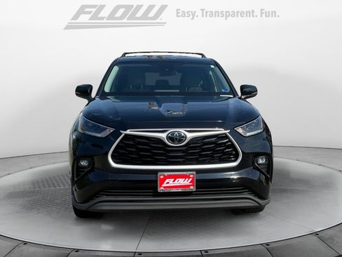 Used 2021 Toyota Highlander LE AWD/4WD image 3