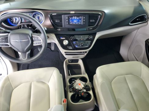 Used 2017 Chrysler Pacifica LX FWD image 12