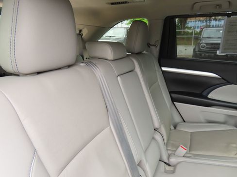 Used 2019 Toyota Highlander XLE AWD/4WD image 36