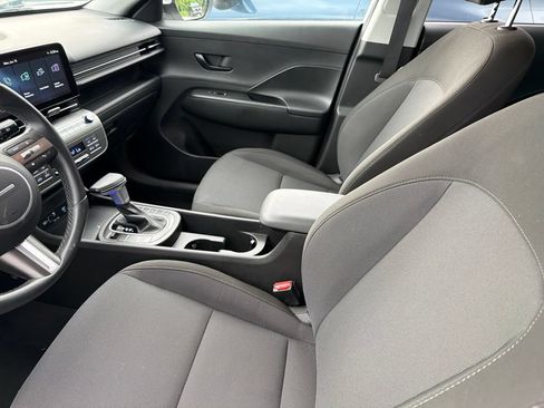 Used 2025 Hyundai Kona SEL FWD image 4