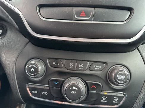 Used 2019 Jeep Cherokee Latitude Plus image 9