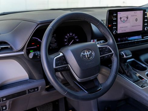 Used 2021 Toyota Sienna XLE FWD image 18