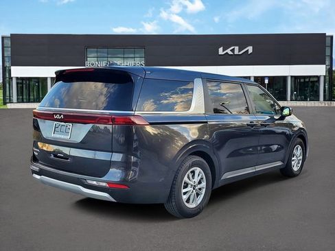 Used 2024 Kia Carnival LX image 4