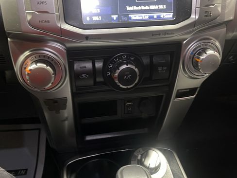 Used 2017 Toyota 4Runner SR5 AWD/4WD image 10