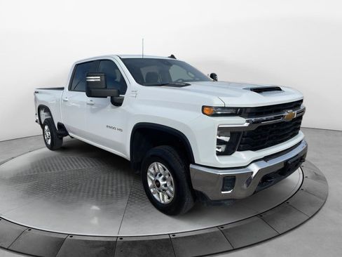 Used 2024 Chevrolet Silverado 2500 LT AWD/4WD image 3