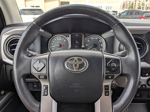 Used 2018 Toyota Tacoma SR5 AWD/4WD image 16